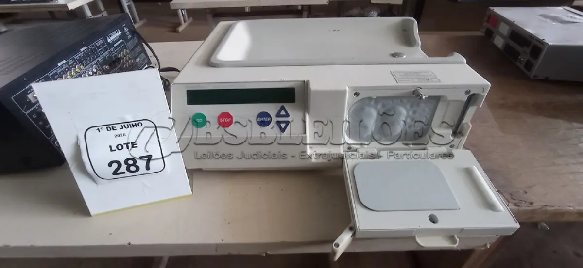 LOTE 287 - 01 APARELHO DE DIÁLISE PERITONEAL MARCA BAXTER. (NO ESTADO) ATENÇÃO! FAZER A VISITAÇÃO ANTES DE ARREMATAR, NÃO SABEMOS SE FUNCIONA, LEILÃO NÃO TEM GARANTIA E NEM DEVOLUÇÃO, SUJEITO A POSSÍVEIS AVARIAS VISÍVEIS/OCULTAS E/OU AUSÊNCIA DE COMPONENTES.