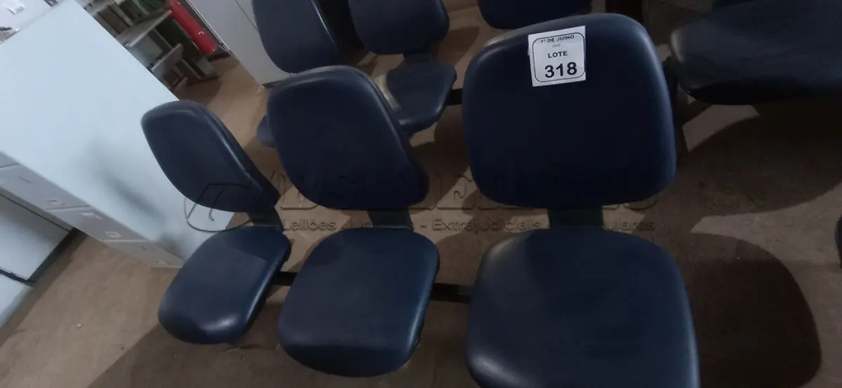 LOTE 318 - 01 CADEIRA TIPO LONGARINA COM 03 LUGARES. (NO ESTADO) ATENÇÃO! FAZER A VISITAÇÃO ANTES DE ARREMATAR, NÃO SABEMOS SE FUNCIONA, LEILÃO NÃO TEM GARANTIA E NEM DEVOLUÇÃO, SUJEITO A POSSÍVEIS AVARIAS VISÍVEIS/OCULTAS E/OU AUSÊNCIA DE COMPONENTES.