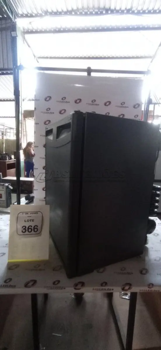LOTE 366 - 01 FRIGOBAR 220V MARCA ELECTROLUX. (NO ESTADO) ATENÇÃO! FAZER A VISITAÇÃO ANTES DE ARREMATAR, NÃO SABEMOS SE FUNCIONA, LEILÃO NÃO TEM GARANTIA E NEM DEVOLUÇÃO, SUJEITO A POSSÍVEIS AVARIAS VISÍVEIS/OCULTAS E/OU AUSÊNCIA DE COMPONENTES.