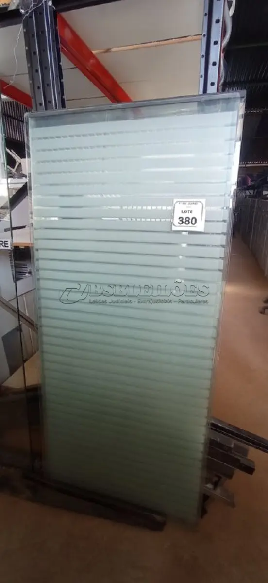 LOTE 380 - 06 VIDROS DE 1,65X0,74 E VÁRIOS FERROS DE BIOMBO. (NO ESTADO) ATENÇÃO! FAZER A VISITAÇÃO ANTES DE ARREMATAR, NÃO SABEMOS SE FUNCIONA, LEILÃO NÃO TEM GARANTIA E NEM DEVOLUÇÃO, SUJEITO A POSSÍVEIS AVARIAS VISÍVEIS/OCULTAS E/OU AUSÊNCIA DE COMPONENTES.