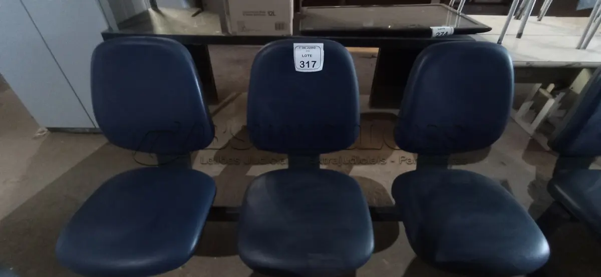 LOTE 317 - 01 CADEIRA TIPO LONGARINA COM 03 LUGARES. (NO ESTADO) ATENÇÃO! FAZER A VISITAÇÃO ANTES DE ARREMATAR, NÃO SABEMOS SE FUNCIONA, LEILÃO NÃO TEM GARANTIA E NEM DEVOLUÇÃO, SUJEITO A POSSÍVEIS AVARIAS VISÍVEIS/OCULTAS E/OU AUSÊNCIA DE COMPONENTES.