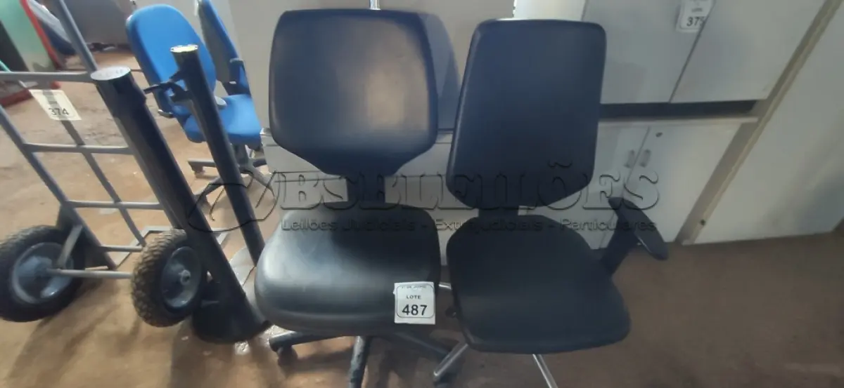 LOTE 487 - 02 CADEIRAS DE ESCRITÓRIO GIRATÓRIAS. (NO ESTADO) ATENÇÃO! FAZER A VISITAÇÃO ANTES DE ARREMATAR, NÃO SABEMOS SE FUNCIONA, LEILÃO NÃO TEM GARANTIA E NEM DEVOLUÇÃO, SUJEITO A POSSÍVEIS AVARIAS VISÍVEIS/OCULTAS E/OU AUSÊNCIA DE COMPONENTES.