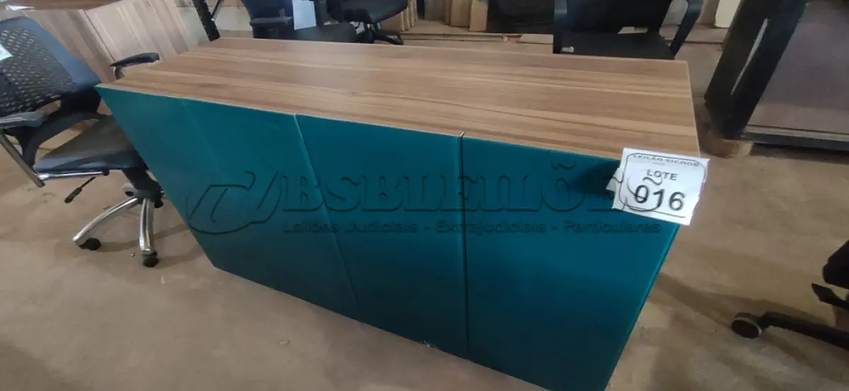 LOTE 016 - 01 ARMÁRIO EM MADEIRA 04 PORTAS COM VIDRO NA PORTA. (NO ESTADO) ATENÇÃO! FAZER A VISITAÇÃO ANTES DE ARREMATAR, NÃO SABEMOS SE FUNCIONA, LEILÃO NÃO TEM GARANTIA E NEM DEVOLUÇÃO, SUJEITO A POSSÍVEIS AVARIAS VISÍVEIS/OCULTAS E/OU AUSÊNCIA DE COMPONENTES.