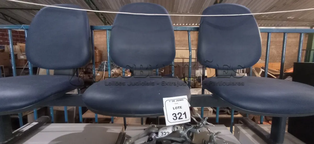 LOTE 321 - 01 CADEIRA TIPO LONGARINA COM 03 LUGARES. (NO ESTADO) ATENÇÃO! FAZER A VISITAÇÃO ANTES DE ARREMATAR, NÃO SABEMOS SE FUNCIONA, LEILÃO NÃO TEM GARANTIA E NEM DEVOLUÇÃO, SUJEITO A POSSÍVEIS AVARIAS VISÍVEIS/OCULTAS E/OU AUSÊNCIA DE COMPONENTES.