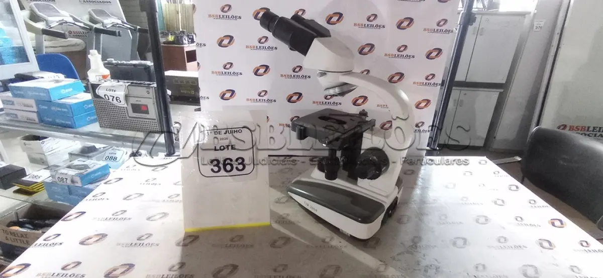 LOTE 363 - 01 MICROSCÓPIO MARCA OPTON. (NO ESTADO) ATENÇÃO! FAZER A VISITAÇÃO ANTES DE ARREMATAR, NÃO SABEMOS SE FUNCIONA, LEILÃO NÃO TEM GARANTIA E NEM DEVOLUÇÃO, SUJEITO A POSSÍVEIS AVARIAS VISÍVEIS/OCULTAS E/OU AUSÊNCIA DE COMPONENTES.