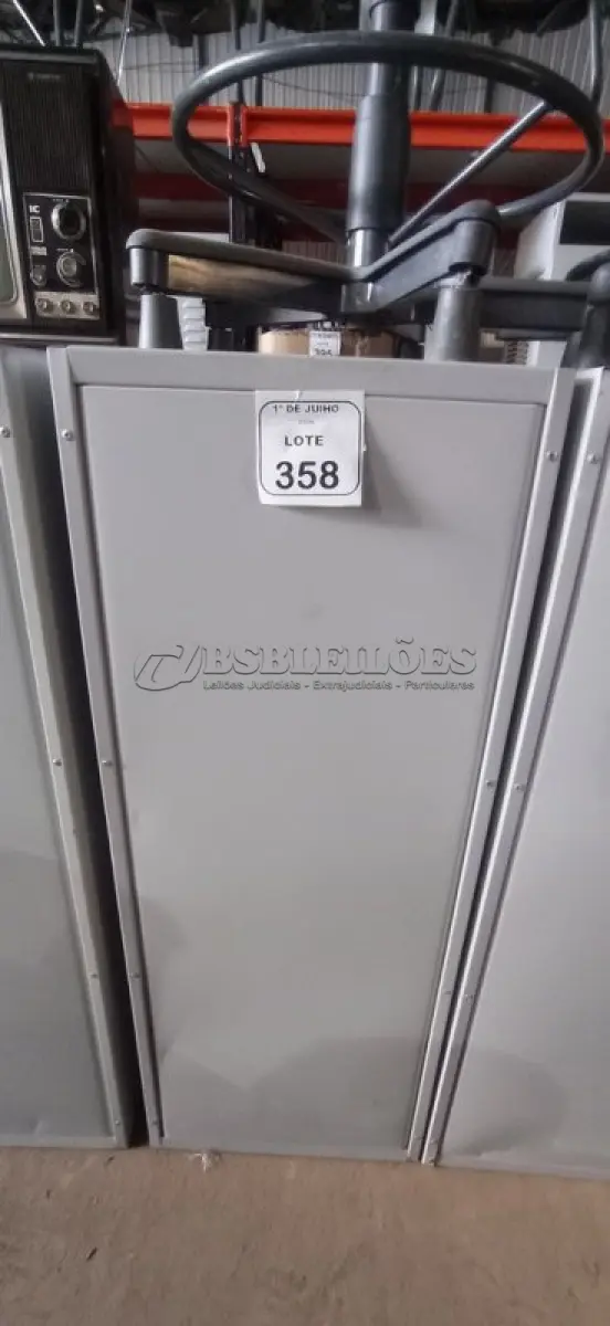 LOTE 358 - 01 ARQUIVO DE AÇO COM 04 GAVETAS. (NO ESTADO) ATENÇÃO! FAZER A VISITAÇÃO ANTES DE ARREMATAR, NÃO SABEMOS SE FUNCIONA, LEILÃO NÃO TEM GARANTIA E NEM DEVOLUÇÃO, SUJEITO A POSSÍVEIS AVARIAS VISÍVEIS/OCULTAS E/OU AUSÊNCIA DE COMPONENTES.
