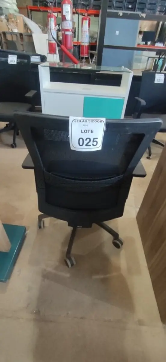 LOTE 025 - 01 CADEIRA PARA ESCRITÓRIO GIRATÓRIA ERGONÔMICA MARELLI COM ENCOSTO EM TELA MESH PRETA. (NO ESTADO) ATENÇÃO! FAZER A VISITAÇÃO ANTES DE ARREMATAR, NÃO SABEMOS SE FUNCIONA, LEILÃO NÃO TEM GARANTIA E NEM DEVOLUÇÃO, SUJEITO A POSSÍVEIS AVARIAS VISÍVEIS/OCULTAS E/OU AUSÊNCIA DE COMPONENTES.