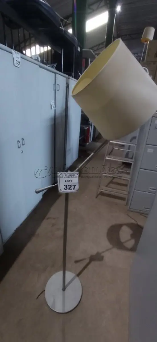 LOTE 327 - 01 ABAJUR DE CHÃO. (NO ESTADO) ATENÇÃO! FAZER A VISITAÇÃO ANTES DE ARREMATAR, NÃO SABEMOS SE FUNCIONA, LEILÃO NÃO TEM GARANTIA E NEM DEVOLUÇÃO, SUJEITO A POSSÍVEIS AVARIAS VISÍVEIS/OCULTAS E/OU AUSÊNCIA DE COMPONENTES.