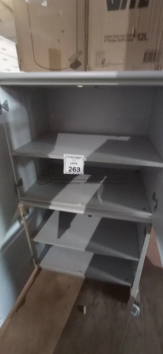 LOTE 263 - 02 ARMÁRIOS BAIXOS EM MADEIRA COM 02 PORTAS. (NO ESTADO) ATENÇÃO! FAZER A VISITAÇÃO ANTES DE ARREMATAR, NÃO SABEMOS SE FUNCIONA, LEILÃO NÃO TEM GARANTIA E NEM DEVOLUÇÃO, SUJEITO A POSSÍVEIS AVARIAS VISÍVEIS/OCULTAS E/OU AUSÊNCIA DE COMPONENTES.
