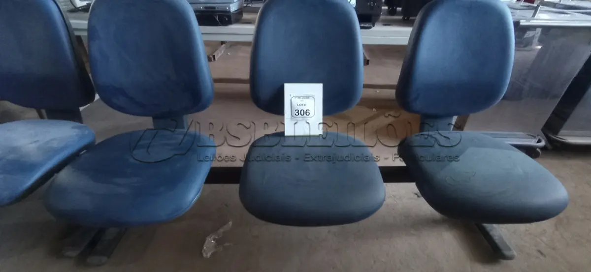 LOTE 306 - 01 CADEIRA TIPO LONGARINA COM 03 LUGARES. (NO ESTADO) ATENÇÃO! FAZER A VISITAÇÃO ANTES DE ARREMATAR, NÃO SABEMOS SE FUNCIONA, LEILÃO NÃO TEM GARANTIA E NEM DEVOLUÇÃO, SUJEITO A POSSÍVEIS AVARIAS VISÍVEIS/OCULTAS E/OU AUSÊNCIA DE COMPONENTES.