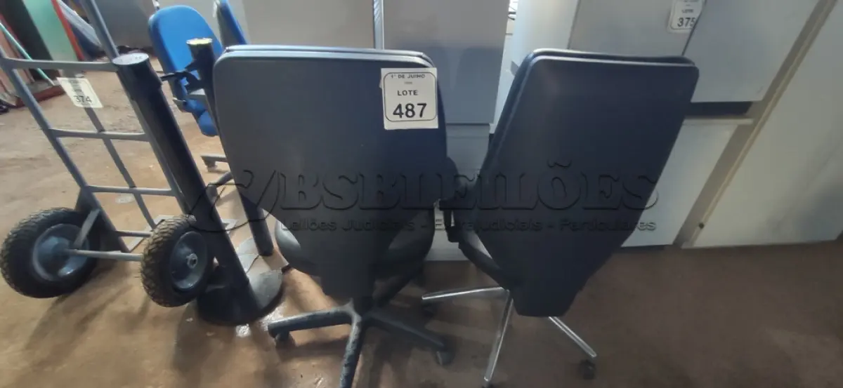 LOTE 487 - 02 CADEIRAS DE ESCRITÓRIO GIRATÓRIAS. (NO ESTADO) ATENÇÃO! FAZER A VISITAÇÃO ANTES DE ARREMATAR, NÃO SABEMOS SE FUNCIONA, LEILÃO NÃO TEM GARANTIA E NEM DEVOLUÇÃO, SUJEITO A POSSÍVEIS AVARIAS VISÍVEIS/OCULTAS E/OU AUSÊNCIA DE COMPONENTES.