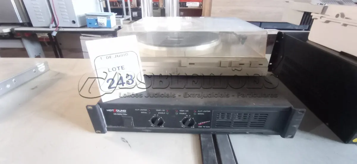 LOTE 243 - 01 AMPLIFICADOR DE POTÊNCIA MODELO HS 600/70V MARCA HOTSOUND E 01 TOCA VINIL MARCA GRADIENTE. (NO ESTADO) ATENÇÃO! FAZER A VISITAÇÃO ANTES DE ARREMATAR, NÃO SABEMOS SE FUNCIONA, LEILÃO NÃO TEM GARANTIA E NEM DEVOLUÇÃO, SUJEITO A POSSÍVEIS AVARIAS VISÍVEIS/OCULTAS E/OU AUSÊNCIA DE COMPONENTES.