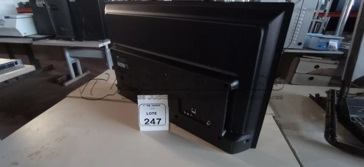 LOTE 247 - 01 TV LED 32’’ MARCA AOC. (NO ESTADO) ATENÇÃO! FAZER A VISITAÇÃO ANTES DE ARREMATAR, NÃO SABEMOS SE FUNCIONA, LEILÃO NÃO TEM GARANTIA E NEM DEVOLUÇÃO, SUJEITO A POSSÍVEIS AVARIAS VISÍVEIS/OCULTAS E/OU AUSÊNCIA DE COMPONENTES.
