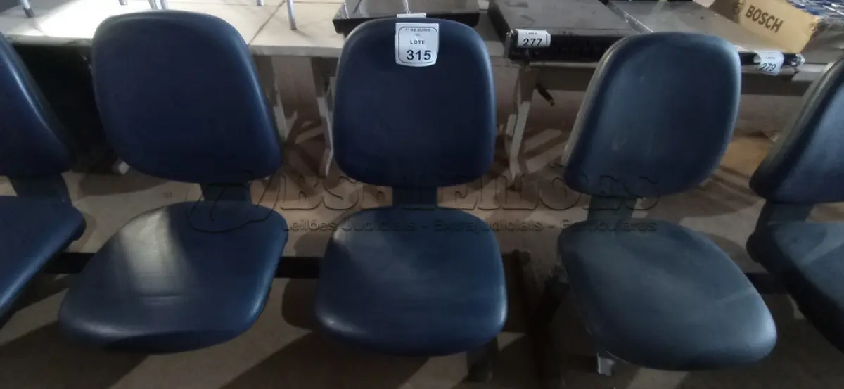 LOTE 315 - 01 CADEIRA TIPO LONGARINA COM 03 LUGARES. (NO ESTADO) ATENÇÃO! FAZER A VISITAÇÃO ANTES DE ARREMATAR, NÃO SABEMOS SE FUNCIONA, LEILÃO NÃO TEM GARANTIA E NEM DEVOLUÇÃO, SUJEITO A POSSÍVEIS AVARIAS VISÍVEIS/OCULTAS E/OU AUSÊNCIA DE COMPONENTES.