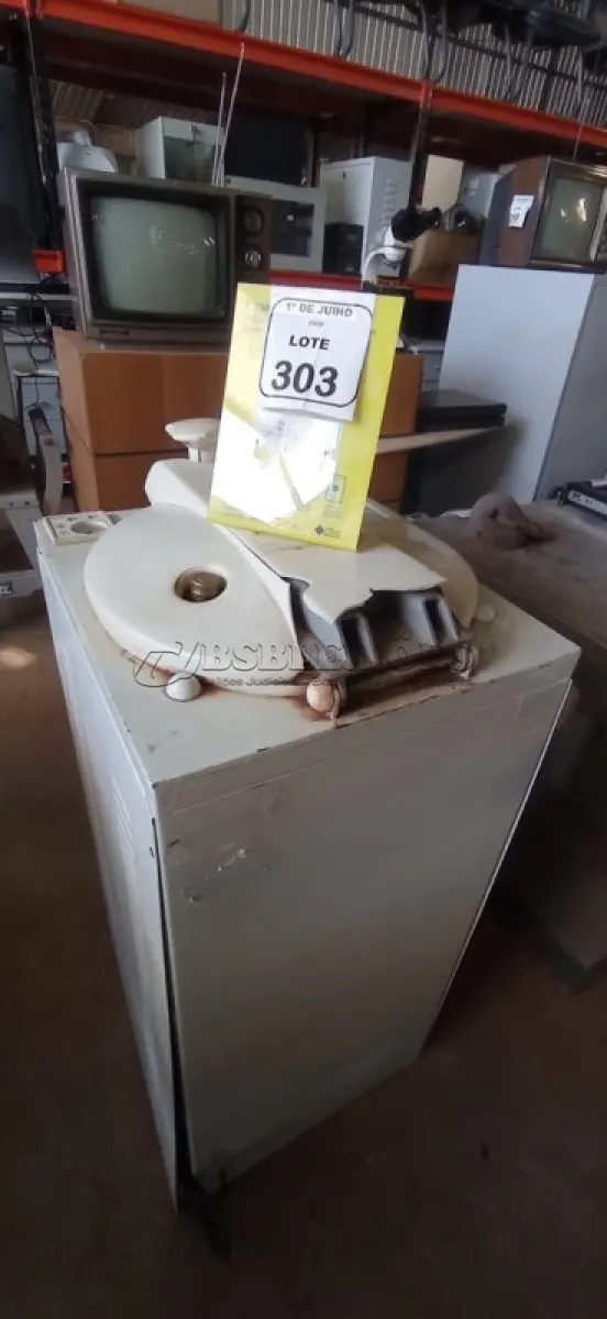 LOTE 303 - 01 AUTOCLAVE LABORATORIAL. (NO ESTADO) ATENÇÃO! FAZER A VISITAÇÃO ANTES DE ARREMATAR, NÃO SABEMOS SE FUNCIONA, LEILÃO NÃO TEM GARANTIA E NEM DEVOLUÇÃO, SUJEITO A POSSÍVEIS AVARIAS VISÍVEIS/OCULTAS E/OU AUSÊNCIA DE COMPONENTES.