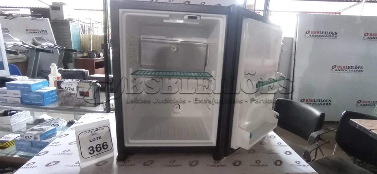 LOTE 366 - 01 FRIGOBAR 220V MARCA ELECTROLUX. (NO ESTADO) ATENÇÃO! FAZER A VISITAÇÃO ANTES DE ARREMATAR, NÃO SABEMOS SE FUNCIONA, LEILÃO NÃO TEM GARANTIA E NEM DEVOLUÇÃO, SUJEITO A POSSÍVEIS AVARIAS VISÍVEIS/OCULTAS E/OU AUSÊNCIA DE COMPONENTES.