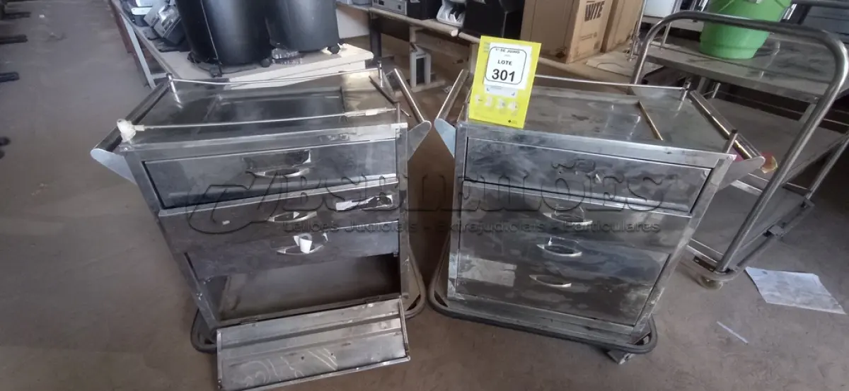 LOTE 301 - 02 CARINHOS DE CURATIVO COM 03 PORTAS E 01 COMPARTIMENTO. (NO ESTADO) ATENÇÃO! FAZER A VISITAÇÃO ANTES DE ARREMATAR, NÃO SABEMOS SE FUNCIONA, LEILÃO NÃO TEM GARANTIA E NEM DEVOLUÇÃO, SUJEITO A POSSÍVEIS AVARIAS VISÍVEIS/OCULTAS E/OU AUSÊNCIA DE COMPONENTES.