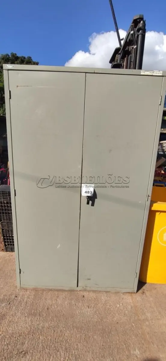 LOTE 483 - 01 ARMÁRIO DE FERRO DE TAMANHO 1,20X1,98X0,50. (NO ESTADO) ATENÇÃO! FAZER A VISITAÇÃO ANTES DE ARREMATAR, NÃO SABEMOS SE FUNCIONA, LEILÃO NÃO TEM GARANTIA E NEM DEVOLUÇÃO, SUJEITO A POSSÍVEIS AVARIAS VISÍVEIS/OCULTAS E/OU AUSÊNCIA DE COMPONENTES.