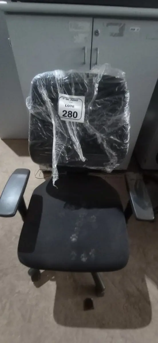 LOTE 280 - 01 CADEIRA DE ESCRITÓRIO GIRATÓRIA. (NO ESTADO) ATENÇÃO! FAZER A VISITAÇÃO ANTES DE ARREMATAR, NÃO SABEMOS SE FUNCIONA, LEILÃO NÃO TEM GARANTIA E NEM DEVOLUÇÃO, SUJEITO A POSSÍVEIS AVARIAS VISÍVEIS/OCULTAS E/OU AUSÊNCIA DE COMPONENTES.