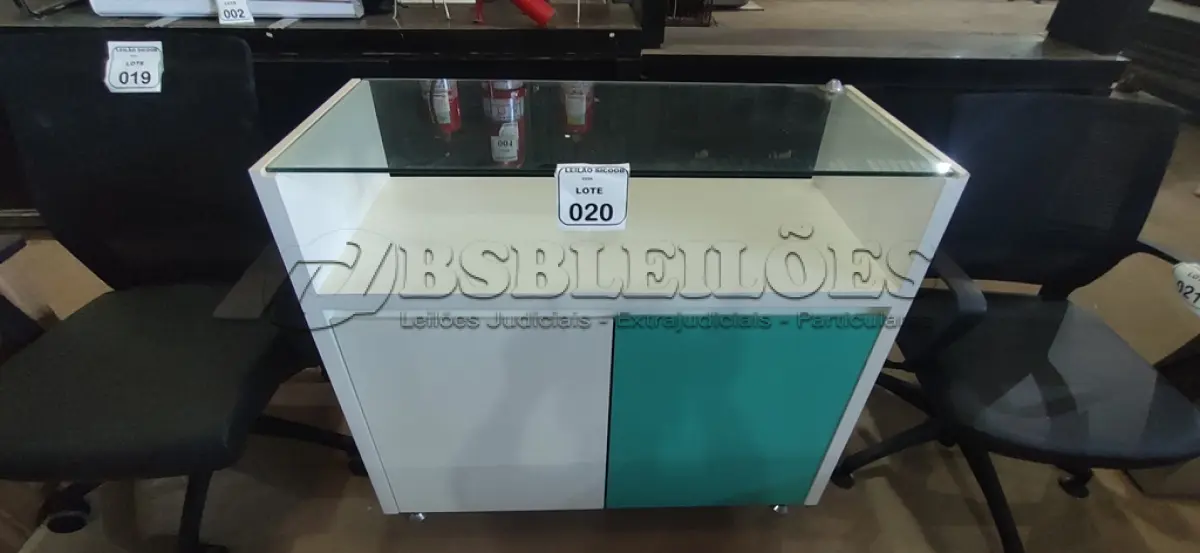 LOTE 020 - 01 ARMÁRIO EM MADEIRA 02 PORTAS COM PRATELEIRA E TAMPO EM VIDRO. (NO ESTADO) ATENÇÃO! FAZER A VISITAÇÃO ANTES DE ARREMATAR, NÃO SABEMOS SE FUNCIONA, LEILÃO NÃO TEM GARANTIA E NEM DEVOLUÇÃO, SUJEITO A POSSÍVEIS AVARIAS VISÍVEIS/OCULTAS E/OU AUSÊNCIA DE COMPONENTES.
