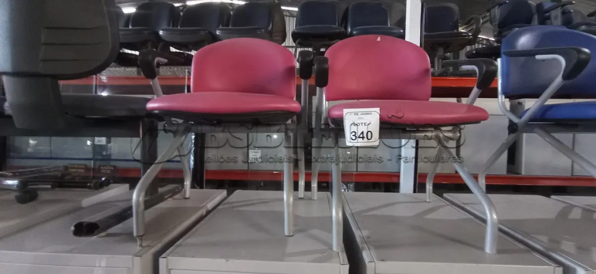 LOTE 340 - 02 CADEIRAS BAIXAS COM ASSENTO DOBRÁVEL. (NO ESTADO) ATENÇÃO! FAZER A VISITAÇÃO ANTES DE ARREMATAR, NÃO SABEMOS SE FUNCIONA, LEILÃO NÃO TEM GARANTIA E NEM DEVOLUÇÃO, SUJEITO A POSSÍVEIS AVARIAS VISÍVEIS/OCULTAS E/OU AUSÊNCIA DE COMPONENTES.