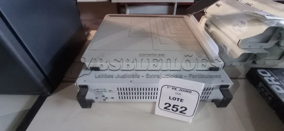 LOTE 252 - 01 NOBREAK MARCA MICROSOL E 01 GUILHOTINA DE PAPEL. (NO ESTADO) ATENÇÃO! FAZER A VISITAÇÃO ANTES DE ARREMATAR, NÃO SABEMOS SE FUNCIONA, LEILÃO NÃO TEM GARANTIA E NEM DEVOLUÇÃO, SUJEITO A POSSÍVEIS AVARIAS VISÍVEIS/OCULTAS E/OU AUSÊNCIA DE COMPONENTES.