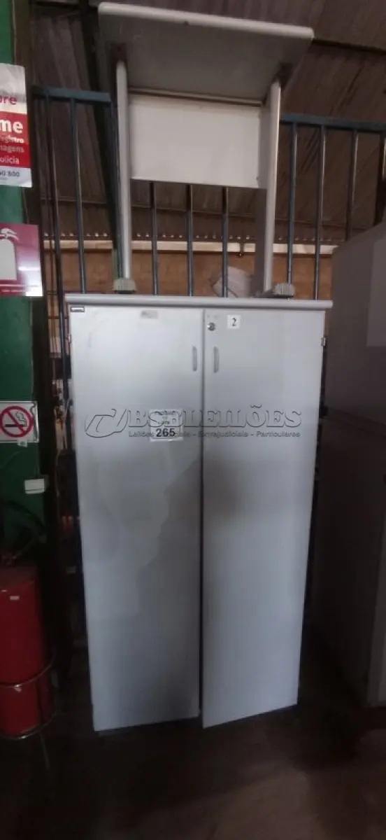 LOTE 265 - 01 ARMÁRIO 02 PORTAS EM MADEIRA E 01 MESA PEQUENA. (NO ESTADO) ATENÇÃO! FAZER A VISITAÇÃO ANTES DE ARREMATAR, NÃO SABEMOS SE FUNCIONA, LEILÃO NÃO TEM GARANTIA E NEM DEVOLUÇÃO, SUJEITO A POSSÍVEIS AVARIAS VISÍVEIS/OCULTAS E/OU AUSÊNCIA DE COMPONENTES.
