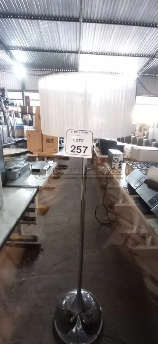 LOTE 257 - 01 ABAJUR DE CHÃO. (NO ESTADO) ATENÇÃO! FAZER A VISITAÇÃO ANTES DE ARREMATAR, NÃO SABEMOS SE FUNCIONA, LEILÃO NÃO TEM GARANTIA E NEM DEVOLUÇÃO, SUJEITO A POSSÍVEIS AVARIAS VISÍVEIS/OCULTAS E/OU AUSÊNCIA DE COMPONENTES.