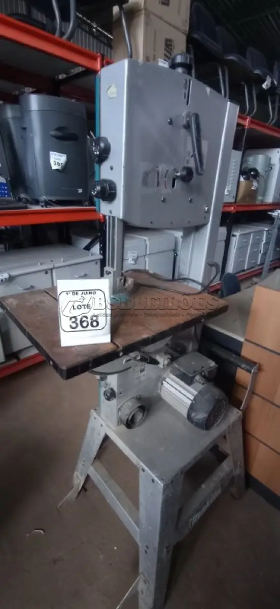 LOTE 368 - 01 SERRA FITA COM BANCADA MODELO LB1200F MARCA MAKITA. (NO ESTADO) ATENÇÃO! FAZER A VISITAÇÃO ANTES DE ARREMATAR, NÃO SABEMOS SE FUNCIONA, LEILÃO NÃO TEM GARANTIA E NEM DEVOLUÇÃO, SUJEITO A POSSÍVEIS AVARIAS VISÍVEIS/OCULTAS E/OU AUSÊNCIA DE COMPONENTES.