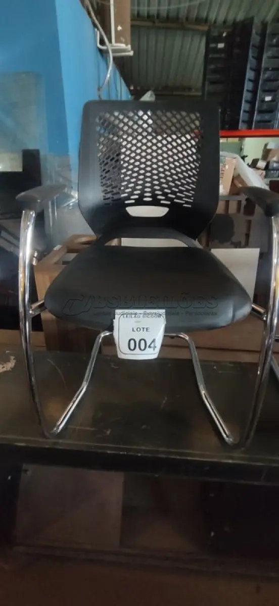 LOTE 004 - 01 CADEIRA PLAX METAL EXECUTIVA FIXA ESTRUTURA CROMADA. (NO ESTADO) ATENÇÃO! FAZER A VISITAÇÃO ANTES DE ARREMATAR, NÃO SABEMOS SE FUNCIONA, LEILÃO NÃO TEM GARANTIA E NEM DEVOLUÇÃO, SUJEITO A POSSÍVEIS AVARIAS VISÍVEIS/OCULTAS E/OU AUSÊNCIA DE COMPONENTES.