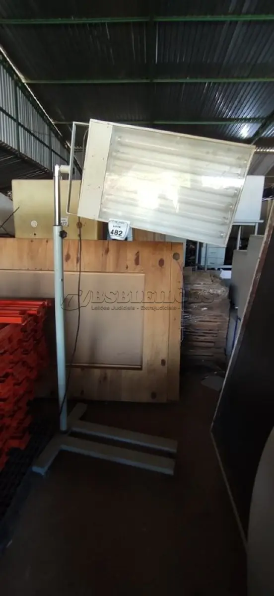 LOTE 482 - 01 LUMINÁRIA FLUORESCENTE COM AJUSTE DE ALTURA. (NO ESTADO) ATENÇÃO! FAZER A VISITAÇÃO ANTES DE ARREMATAR, NÃO SABEMOS SE FUNCIONA, LEILÃO NÃO TEM GARANTIA E NEM DEVOLUÇÃO, SUJEITO A POSSÍVEIS AVARIAS VISÍVEIS/OCULTAS E/OU AUSÊNCIA DE COMPONENTES.