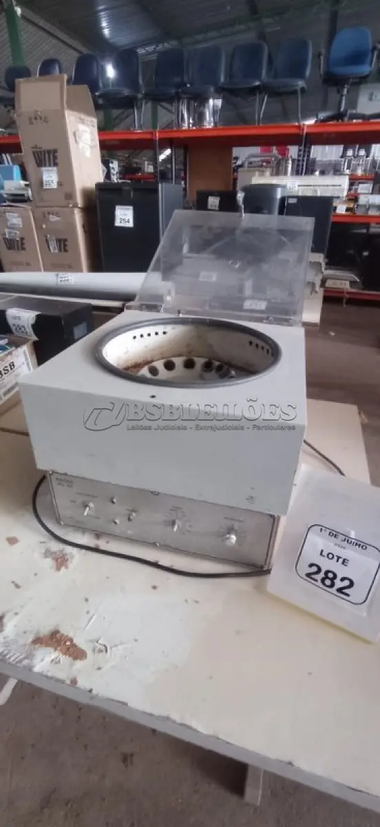 LOTE 282 - 01 CENTRIFUGA LABORATORIAL MODELO MACRO EV 04. (NO ESTADO) ATENÇÃO! FAZER A VISITAÇÃO ANTES DE ARREMATAR, NÃO SABEMOS SE FUNCIONA, LEILÃO NÃO TEM GARANTIA E NEM DEVOLUÇÃO, SUJEITO A POSSÍVEIS AVARIAS VISÍVEIS/OCULTAS E/OU AUSÊNCIA DE COMPONENTES.
