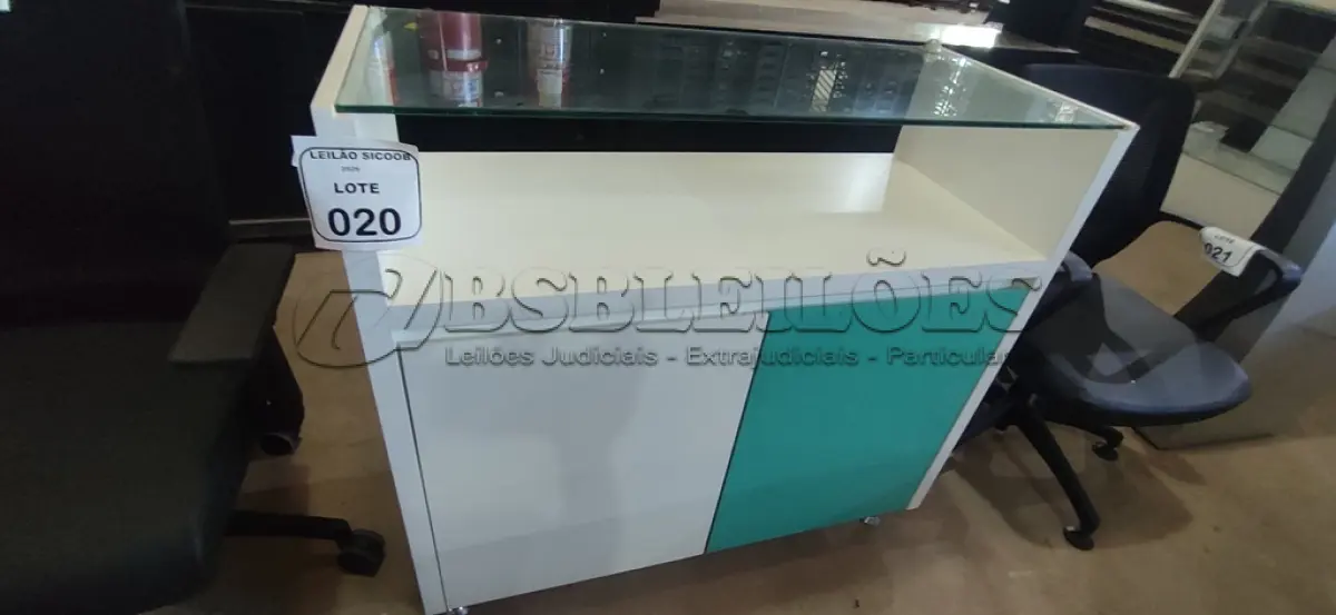 LOTE 020 - 01 ARMÁRIO EM MADEIRA 02 PORTAS COM PRATELEIRA E TAMPO EM VIDRO. (NO ESTADO) ATENÇÃO! FAZER A VISITAÇÃO ANTES DE ARREMATAR, NÃO SABEMOS SE FUNCIONA, LEILÃO NÃO TEM GARANTIA E NEM DEVOLUÇÃO, SUJEITO A POSSÍVEIS AVARIAS VISÍVEIS/OCULTAS E/OU AUSÊNCIA DE COMPONENTES.