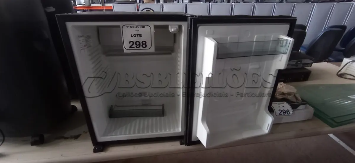 LOTE 298 - 01 FRIGOBAR 220V MARCA DOMETIC. (NO ESTADO) ATENÇÃO! FAZER A VISITAÇÃO ANTES DE ARREMATAR, NÃO SABEMOS SE FUNCIONA, LEILÃO NÃO TEM GARANTIA E NEM DEVOLUÇÃO, SUJEITO A POSSÍVEIS AVARIAS VISÍVEIS/OCULTAS E/OU AUSÊNCIA DE COMPONENTES.