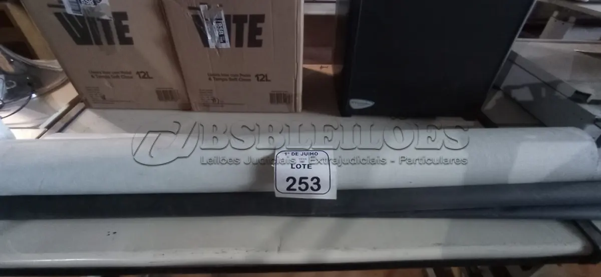 LOTE 253 - 02 CORTINAS E 01 BANNER. (NO ESTADO) ATENÇÃO! FAZER A VISITAÇÃO ANTES DE ARREMATAR, NÃO SABEMOS SE FUNCIONA, LEILÃO NÃO TEM GARANTIA E NEM DEVOLUÇÃO, SUJEITO A POSSÍVEIS AVARIAS VISÍVEIS/OCULTAS E/OU AUSÊNCIA DE COMPONENTES.