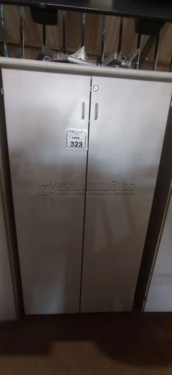 LOTE 323 - 01 ARMÁRIO 02 PORTAS EM MADEIRA. (NO ESTADO) ATENÇÃO! FAZER A VISITAÇÃO ANTES DE ARREMATAR, NÃO SABEMOS SE FUNCIONA, LEILÃO NÃO TEM GARANTIA E NEM DEVOLUÇÃO, SUJEITO A POSSÍVEIS AVARIAS VISÍVEIS/OCULTAS E/OU AUSÊNCIA DE COMPONENTES.