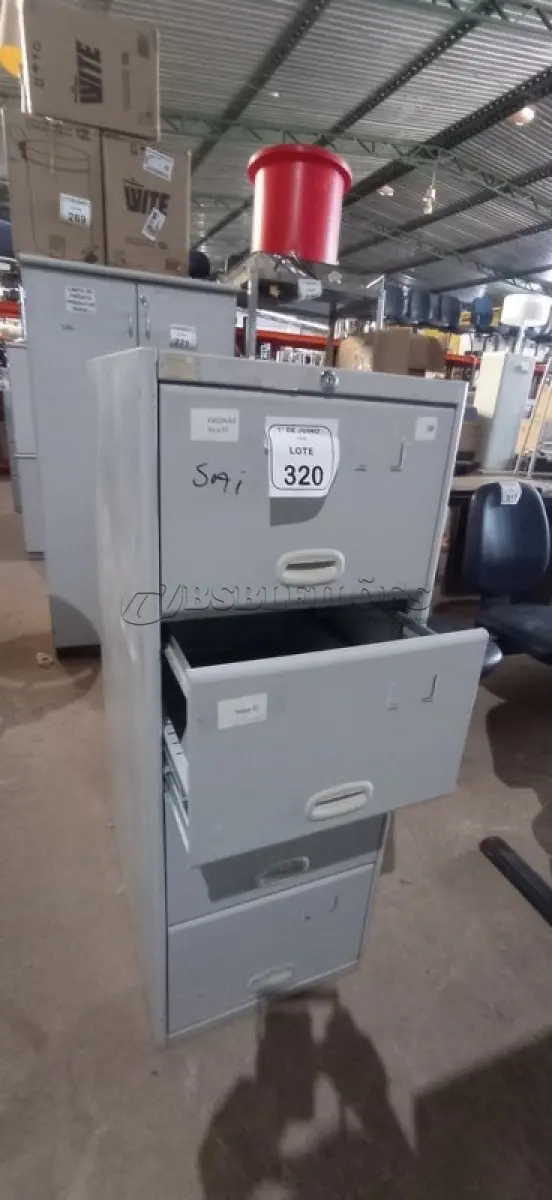 LOTE 320 - 01 ARQUIVO DE AÇO COM 04 GAVETAS. (NO ESTADO) ATENÇÃO! FAZER A VISITAÇÃO ANTES DE ARREMATAR, NÃO SABEMOS SE FUNCIONA, LEILÃO NÃO TEM GARANTIA E NEM DEVOLUÇÃO, SUJEITO A POSSÍVEIS AVARIAS VISÍVEIS/OCULTAS E/OU AUSÊNCIA DE COMPONENTES.