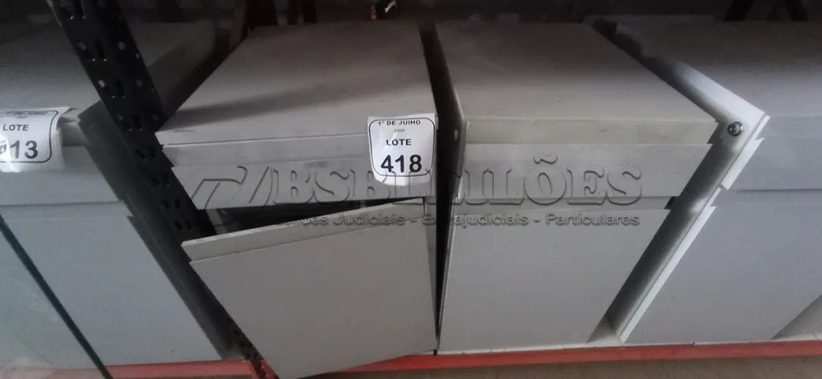 LOTE 418 - 02 ARMÁRIOS PARA CPU COM 01 PORTA E 01 GAVETA. (NO ESTADO) ATENÇÃO! FAZER A VISITAÇÃO ANTES DE ARREMATAR, NÃO SABEMOS SE FUNCIONA, LEILÃO NÃO TEM GARANTIA E NEM DEVOLUÇÃO, SUJEITO A POSSÍVEIS AVARIAS VISÍVEIS/OCULTAS E/OU AUSÊNCIA DE COMPONENTES.