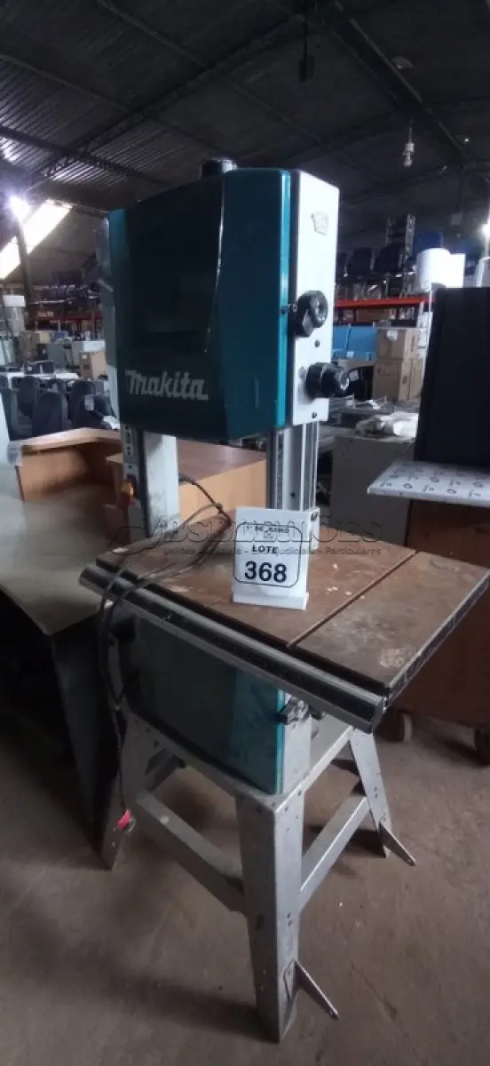 LOTE 368 - 01 SERRA FITA COM BANCADA MODELO LB1200F MARCA MAKITA. (NO ESTADO) ATENÇÃO! FAZER A VISITAÇÃO ANTES DE ARREMATAR, NÃO SABEMOS SE FUNCIONA, LEILÃO NÃO TEM GARANTIA E NEM DEVOLUÇÃO, SUJEITO A POSSÍVEIS AVARIAS VISÍVEIS/OCULTAS E/OU AUSÊNCIA DE COMPONENTES.