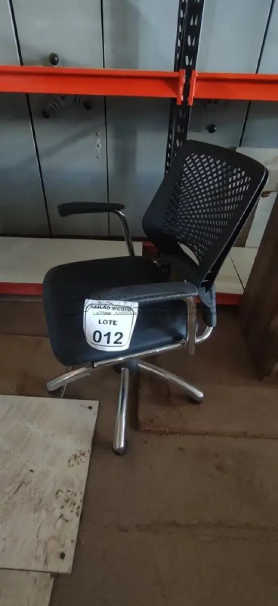 LOTE 012 - 01 CADEIRA PLAX METAL EXECUTIVA GIRATÓRIA COM BASE CROMADA. (NO ESTADO) ATENÇÃO! FAZER A VISITAÇÃO ANTES DE ARREMATAR, NÃO SABEMOS SE FUNCIONA, LEILÃO NÃO TEM GARANTIA E NEM DEVOLUÇÃO, SUJEITO A POSSÍVEIS AVARIAS VISÍVEIS/OCULTAS E/OU AUSÊNCIA DE COMPONENTES.