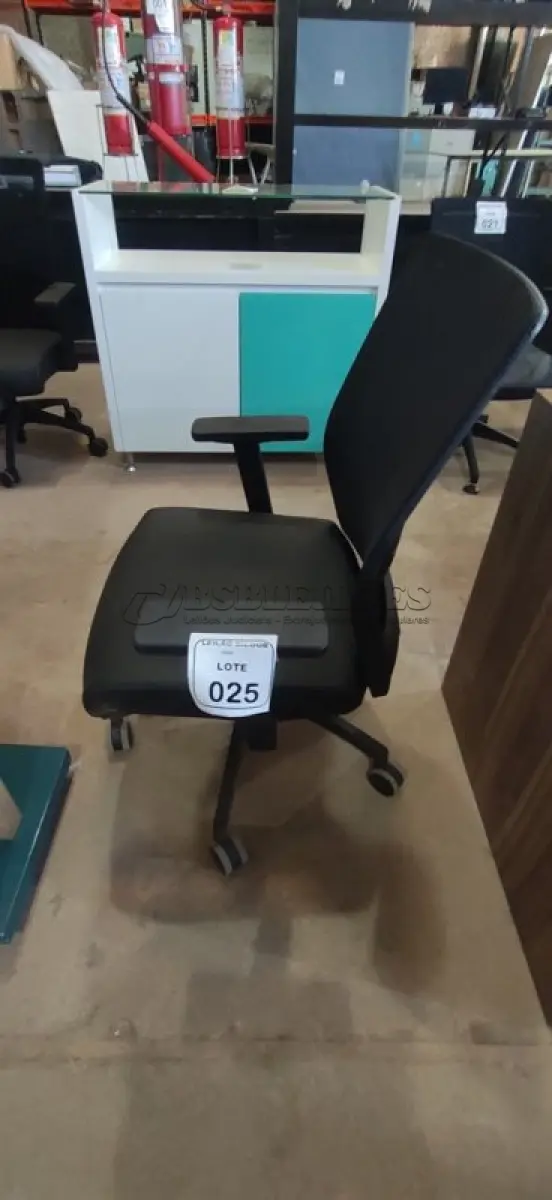 LOTE 025 - 01 CADEIRA PARA ESCRITÓRIO GIRATÓRIA ERGONÔMICA MARELLI COM ENCOSTO EM TELA MESH PRETA. (NO ESTADO) ATENÇÃO! FAZER A VISITAÇÃO ANTES DE ARREMATAR, NÃO SABEMOS SE FUNCIONA, LEILÃO NÃO TEM GARANTIA E NEM DEVOLUÇÃO, SUJEITO A POSSÍVEIS AVARIAS VISÍVEIS/OCULTAS E/OU AUSÊNCIA DE COMPONENTES.