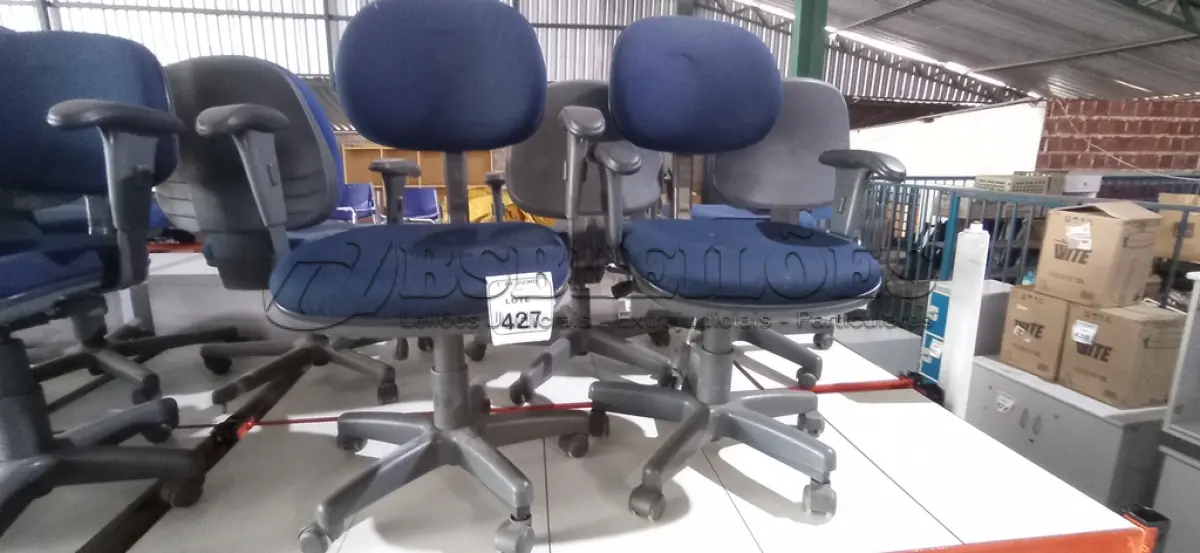LOTE 427 - 02 CADEIRAS DE ESCRITÓRIO COM PÉS FIXOS. (NO ESTADO) ATENÇÃO! FAZER A VISITAÇÃO ANTES DE ARREMATAR, NÃO SABEMOS SE FUNCIONA, LEILÃO NÃO TEM GARANTIA E NEM DEVOLUÇÃO, SUJEITO A POSSÍVEIS AVARIAS VISÍVEIS/OCULTAS E/OU AUSÊNCIA DE COMPONENTES.