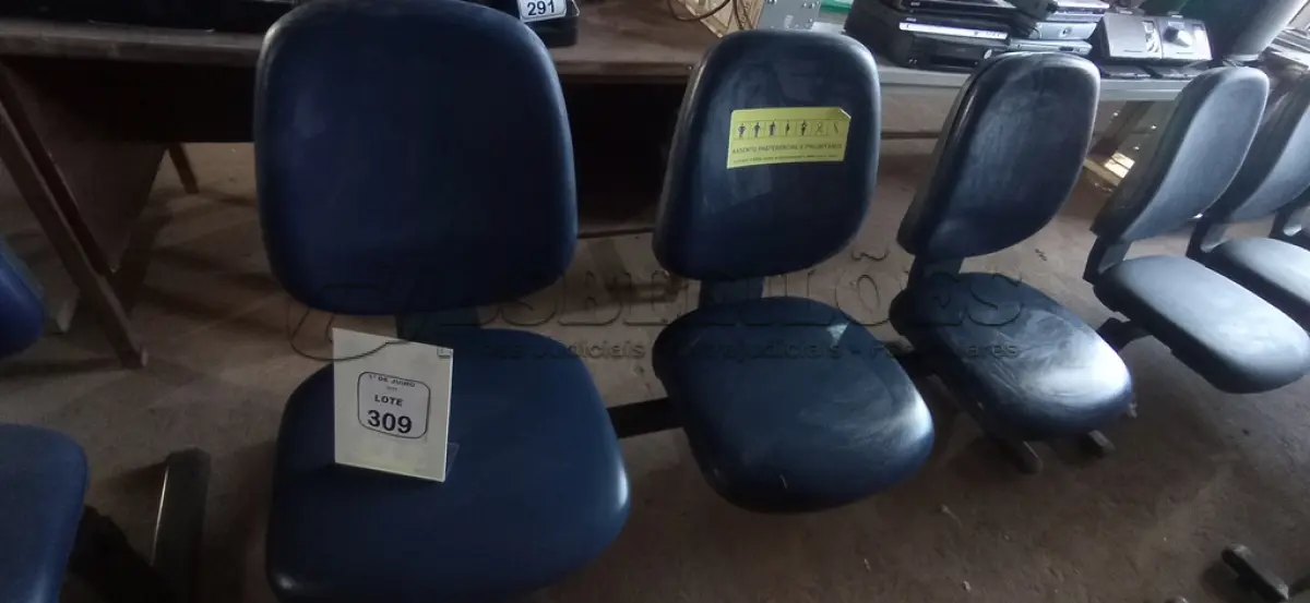 LOTE 309 - 01 CADEIRA TIPO LONGARINA COM 03 LUGARES. (NO ESTADO) ATENÇÃO! FAZER A VISITAÇÃO ANTES DE ARREMATAR, NÃO SABEMOS SE FUNCIONA, LEILÃO NÃO TEM GARANTIA E NEM DEVOLUÇÃO, SUJEITO A POSSÍVEIS AVARIAS VISÍVEIS/OCULTAS E/OU AUSÊNCIA DE COMPONENTES.