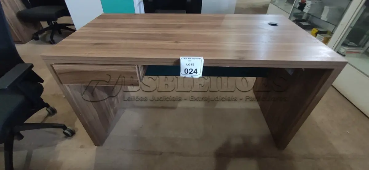 LOTE 024 - 01 MESA EM MADEIRA PARA ESCRITÓRIO COM GAVETA. (NO ESTADO) ATENÇÃO! FAZER A VISITAÇÃO ANTES DE ARREMATAR, NÃO SABEMOS SE FUNCIONA, LEILÃO NÃO TEM GARANTIA E NEM DEVOLUÇÃO, SUJEITO A POSSÍVEIS AVARIAS VISÍVEIS/OCULTAS E/OU AUSÊNCIA DE COMPONENTES.