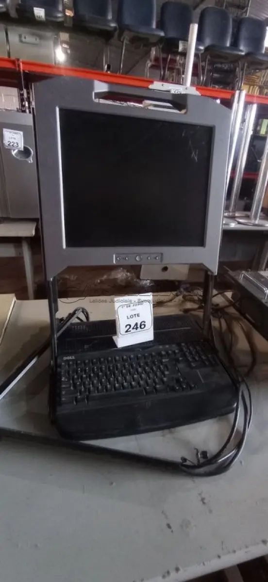LOTE 246 - 01 CONSOLE DE RACK SERVIDOR MARCA DELL. (NO ESTADO) ATENÇÃO! FAZER A VISITAÇÃO ANTES DE ARREMATAR, NÃO SABEMOS SE FUNCIONA, LEILÃO NÃO TEM GARANTIA E NEM DEVOLUÇÃO, SUJEITO A POSSÍVEIS AVARIAS VISÍVEIS/OCULTAS E/OU AUSÊNCIA DE COMPONENTES.