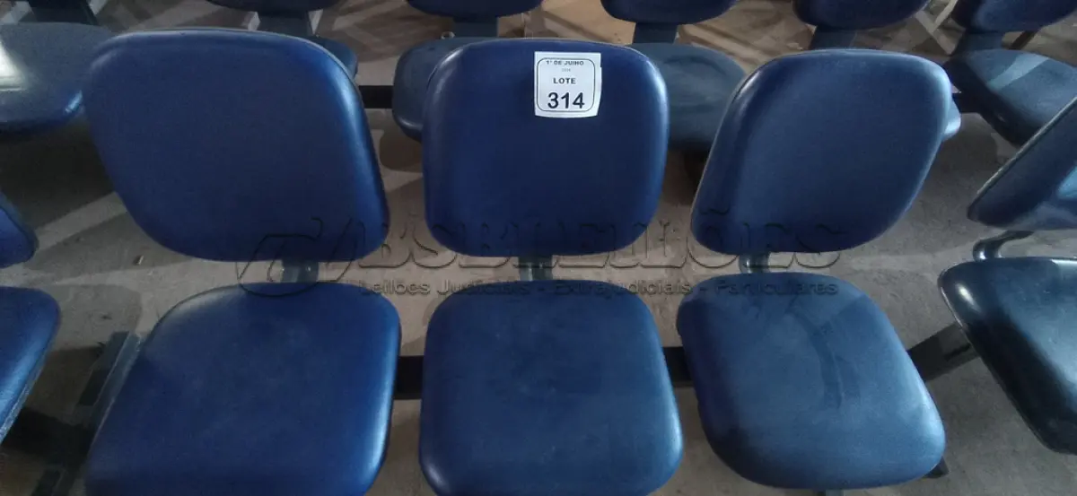 LOTE 314 - 01 CADEIRA TIPO LONGARINA COM 03 LUGARES. (NO ESTADO) ATENÇÃO! FAZER A VISITAÇÃO ANTES DE ARREMATAR, NÃO SABEMOS SE FUNCIONA, LEILÃO NÃO TEM GARANTIA E NEM DEVOLUÇÃO, SUJEITO A POSSÍVEIS AVARIAS VISÍVEIS/OCULTAS E/OU AUSÊNCIA DE COMPONENTES.