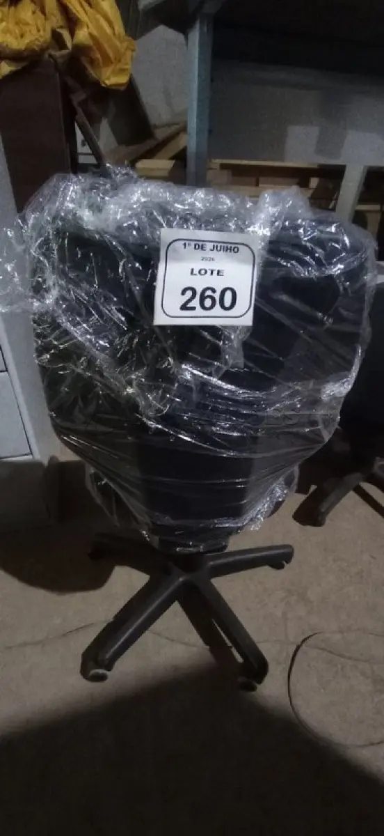 LOTE 260 - 01 CADEIRA DE ESCRITÓRIO GIRATÓRIA. (NO ESTADO) ATENÇÃO! FAZER A VISITAÇÃO ANTES DE ARREMATAR, NÃO SABEMOS SE FUNCIONA, LEILÃO NÃO TEM GARANTIA E NEM DEVOLUÇÃO, SUJEITO A POSSÍVEIS AVARIAS VISÍVEIS/OCULTAS E/OU AUSÊNCIA DE COMPONENTES.