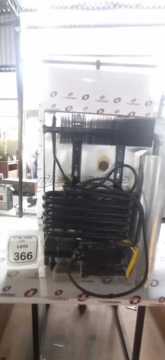 LOTE 366 - 01 FRIGOBAR 220V MARCA ELECTROLUX. (NO ESTADO) ATENÇÃO! FAZER A VISITAÇÃO ANTES DE ARREMATAR, NÃO SABEMOS SE FUNCIONA, LEILÃO NÃO TEM GARANTIA E NEM DEVOLUÇÃO, SUJEITO A POSSÍVEIS AVARIAS VISÍVEIS/OCULTAS E/OU AUSÊNCIA DE COMPONENTES.