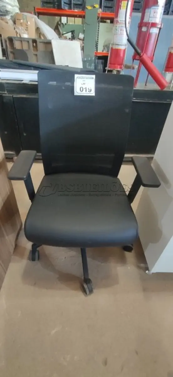 LOTE 019 - 01 CADEIRA PARA ESCRITÓRIO GIRATÓRIA ERGONÔMICA MARELLI COM ENCOSTO EM TELA MESH PRETA. (NO ESTADO) ATENÇÃO! FAZER A VISITAÇÃO ANTES DE ARREMATAR, NÃO SABEMOS SE FUNCIONA, LEILÃO NÃO TEM GARANTIA E NEM DEVOLUÇÃO, SUJEITO A POSSÍVEIS AVARIAS VISÍVEIS/OCULTAS E/OU AUSÊNCIA DE COMPONENTES.