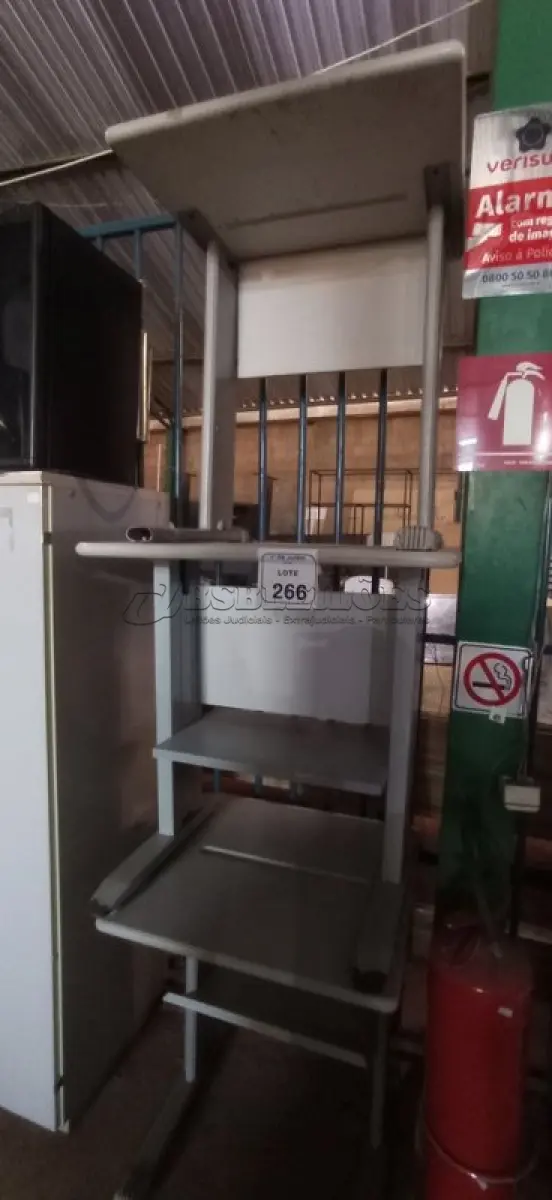 LOTE 266 - 03 MESAS PEQUENAS EM FERRO E MADEIRA. (NO ESTADO) ATENÇÃO! FAZER A VISITAÇÃO ANTES DE ARREMATAR, NÃO SABEMOS SE FUNCIONA, LEILÃO NÃO TEM GARANTIA E NEM DEVOLUÇÃO, SUJEITO A POSSÍVEIS AVARIAS VISÍVEIS/OCULTAS E/OU AUSÊNCIA DE COMPONENTES.
